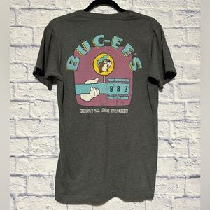 Buc-ee’s t-shirt small peace love and beaver nuggets